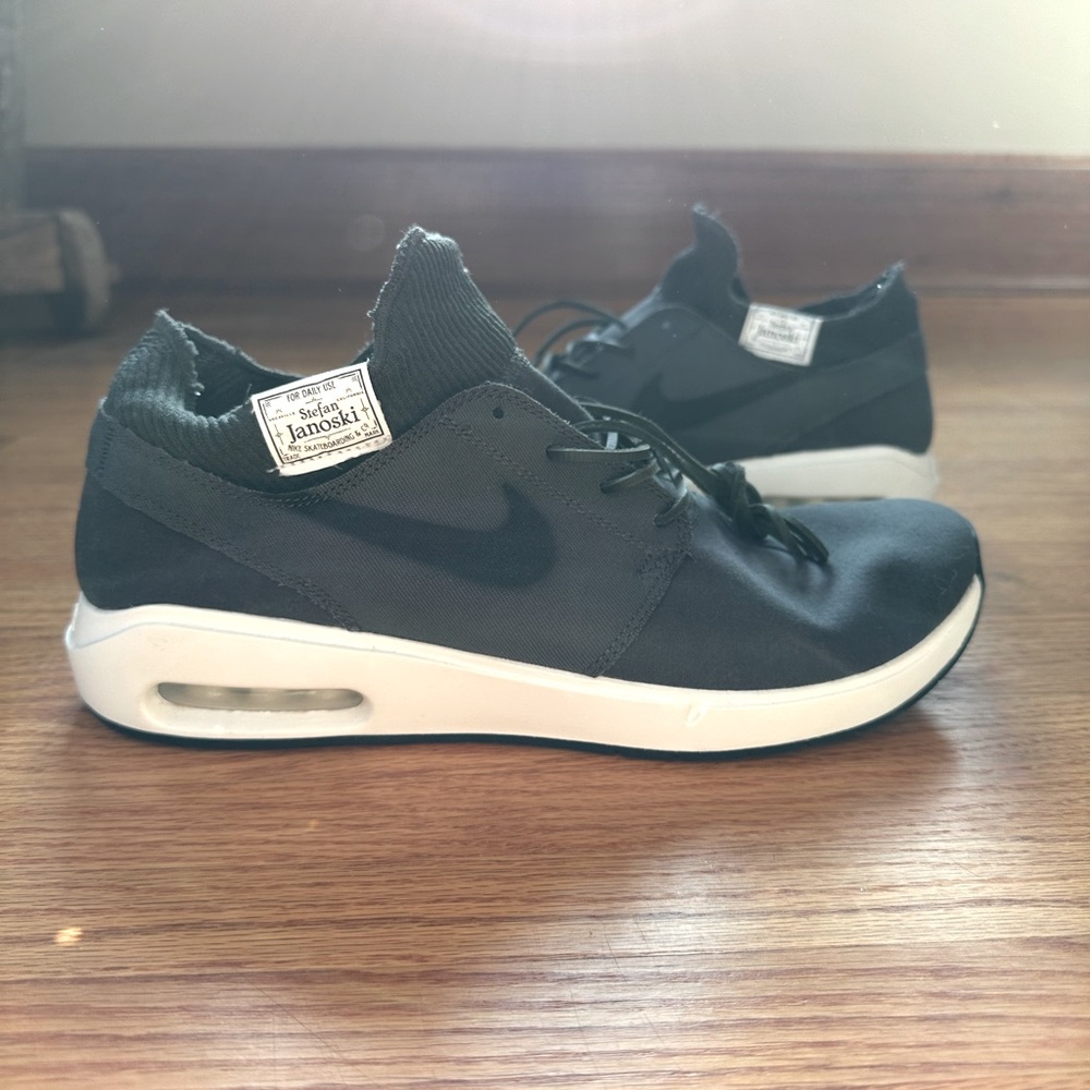 MENS Janowski Nike Max Sneaker. Never worn. Size 12.